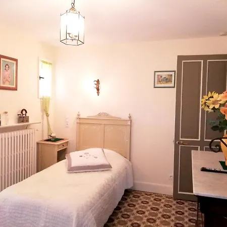 Holiday home Maison Charmante Au Thor + Piscine Le Thor